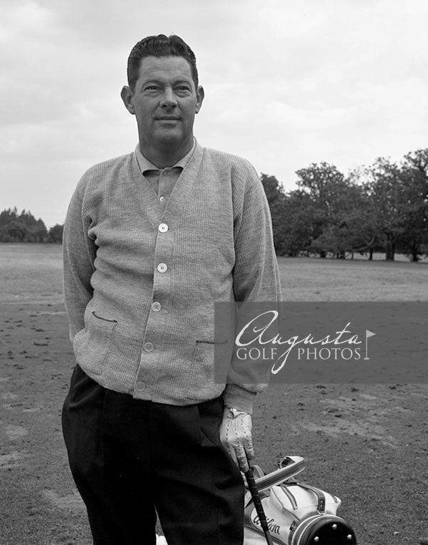 Cary Middlecoff leaning on Club